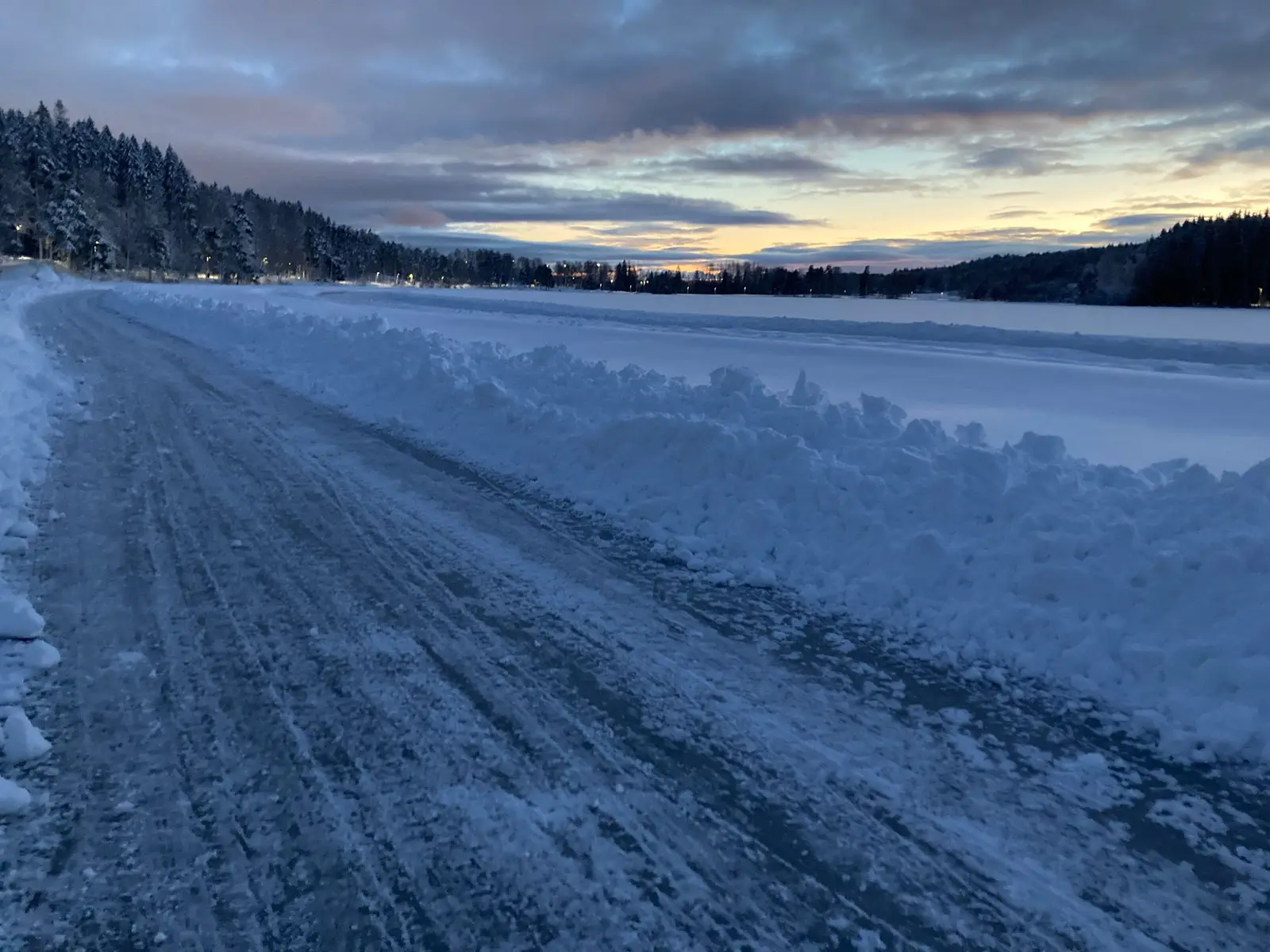 Skøytespor på Sognsvann i solnedgang